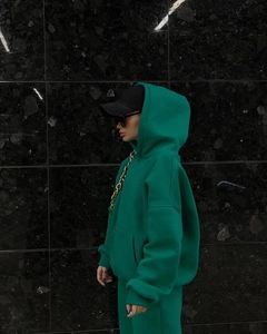 Detailansicht eines hellgrünen Oversized-Hoodies mit Kängurutasche und High-Street-Stil