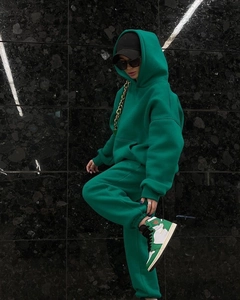 Dunkelgrünes Oversize-Hoodie und Jogginghosen Sportset im modischen Streetwear-Look gezeigt