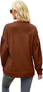 Detail eines karamellbraunen Sweatshirts mit plissierten Laternenärmeln und Rundhalsausschnitt