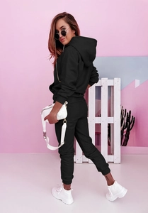 Damen Sportanzug in Schwarz mit Kapuzenpullover und Hose im modernen Streetwear-Stil