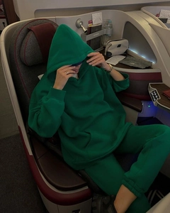 Detailansicht eines grünen Fleece-Kapuzenpullovers mit Kängurutasche in der Business Class