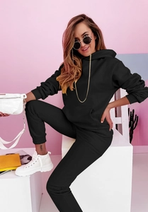 Details des schwarzen Kapuzenpullover-Sets mit großer Tasche und elastischen Bündchen