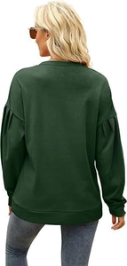 Detail eines dunkelgrünen Sweatshirts mit Falten an den Schultern und Puffärmel-Design