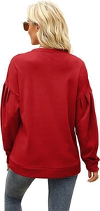 Detailansicht des roten Rundhals-Sweatshirts mit gefalteten Laternenärmeln und weichem Stoff