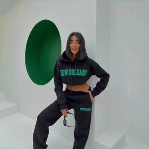 Schwarzer zweiteiliger Cropped-Hoodie und Jogger-Set mit grünem New Orleans-Print