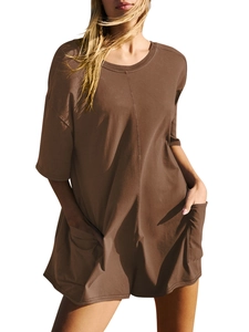 Λεπτομέρεια καφέ oversized ολόσωμης φόρμας με μπροστινή ραφή και πλαϊνές τσέπες