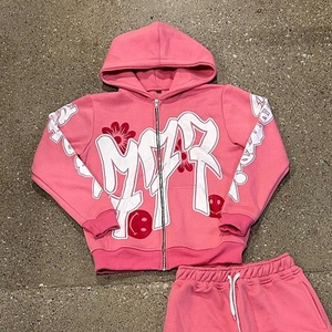 Detailansicht eines pinken Y2K-Kapuzenpullover-Sets mit weißen Graffiti- und Blumendrucken