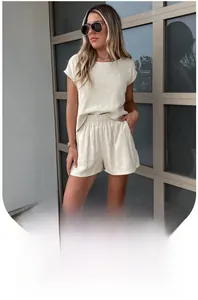 Détail d'un ensemble détente en lin pour femme avec tissu respirant et taille élastique