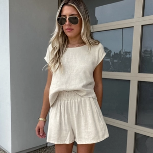 Texture détaillée de l'ensemble de détente beige en coton et lin avec col rond et short