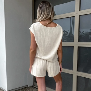 Ensemble pyjama femme en coton et lin avec haut à manches courtes et short beige clair