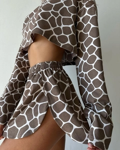 Λεπτομέρεια σετ loungewear με τύπωμα καμηλοπάρδαλης, κοντό μπλουζάκι και σορτς ύπνου