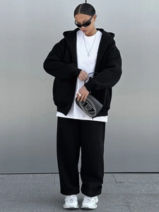 Moderner Oversize-Kapuzenpullover in Schwarz mit weißem T-Shirt und passender Jogginghose