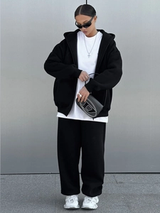 Damen Kapuzenjacke und Jogginghose im Set in Schwarz für einen minimalistischen Street-Style