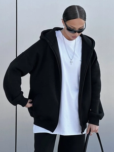 Damen-Set mit schwarzem Oversized-Kapuzenpullover und passender Jogginghose im Street-Style