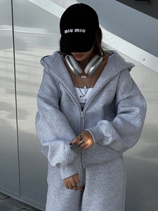 Detail von hellgrauem Oversized-Zip-Hoodie und passender Jogginghose am Modell