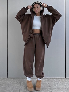 Dunkelbrauner Oversized-Kapuzenpullover mit passender Jogginghose und weißem Crop-Top