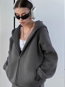 Detailansicht eines dunkelgrauen Oversized-Zip-Hoodies mit überschnittenen Schultern