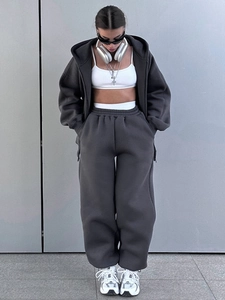 Detailstruktur aus dickem dunkelgrauem Oversize-Baumwoll-Hoodie und passendem Jogging-Set