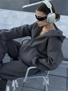 Dunkelgrauer Damen-Kapuzenpullover mit Reißverschluss und passender Jogginghose im Streetstyle