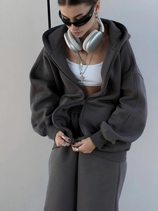 Detail eines dunkelgrauen Oversize-Kapuzenpullovers mit passender Jogginghose