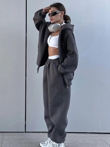 Detailansicht eines dunkelgrauen Kapuzenpullover-Sets mit Jogginghose im Freien
