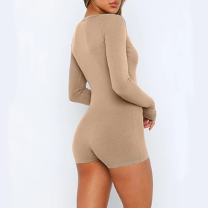 Dettaglio della tutina in maglia a costine color cammello con trama in tessuto elastico