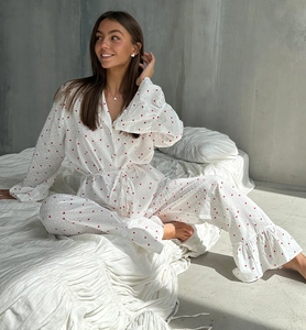 Détail du pyjama en coton blanc avec imprimés cœurs rouges et volants aux manches