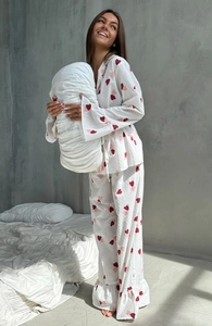 Détail de pyjama en coton à cœurs avec texture plumetis et ourlets de jambe volantés