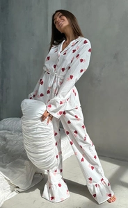 Détail du bord à volants et motif à cœurs sur pantalon de pyjama en coton pour femme