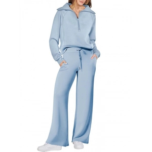 Tuta sportiva da donna celeste con felpa a mezza zip e pantaloni larghi casual