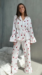 Détail de pyjama en coton blanc à motif cœur avec manches évasées et ourlets à volants