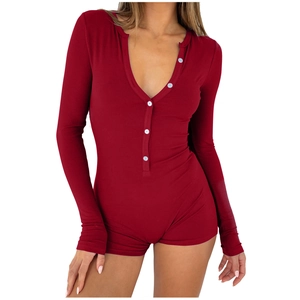 Dettaglio tutina bordeaux a maniche lunghe in maglia a coste con scollo a V e bottoni