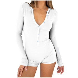 Dettaglio body bianco a maniche lunghe a costine con trama dello scollo a V a bottoni