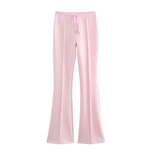 Détail du pantalon évasé rose avec taille élastique à cordon et surpiqûres verticales