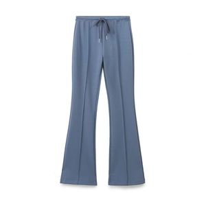 Dettaglio di pantaloni svasati blu con coulisse elastica in vita e cuciture a pieghe frontali