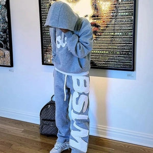 Hellgrauer Herren-Trainingsanzug im Streetstyle mit großen weißen Buchstaben-Stickereien