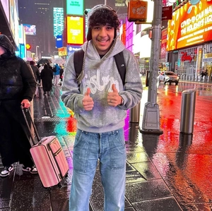 Streetstyle-Ansicht eines grauen Kapuzenpullovers und einer gewaschenen blauen Jeanshose