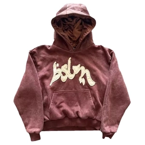 Burgunderroter Hoodie mit Seidenkapuzenfutter und beiger Stickerei im Street-Style
