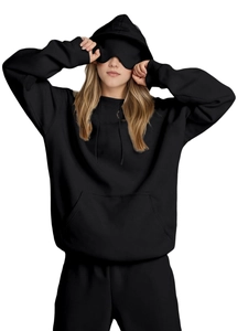 Detalle del conjunto de sudadera negra con antifaz integrado y bolsillo de canguro