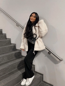 Oversized wit faux shearling jasje voor dames met capuchon en casual pasvorm