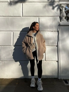 Damesjas van beige imitatiekasjmier met ritssluiting, losse pasvorm en casual ontwerp