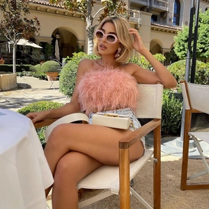 Dettaglio del top a fascia in piume rosa con trama soffice di alta qualità
