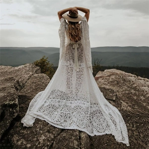 Vue arrière détaillée d'une robe de maternité bohème en dentelle blanche sur un mont