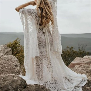 Détail d'une robe de maternité bohème en dentelle blanche avec lacets au dos et manches