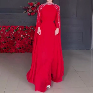 Elegante rode vloerlange avondjurk met hoge hals, pailletten en lange cape-mouwen