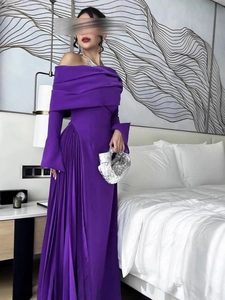 Elegante paarse off-shoulder lange avondjurk met geplooide rok voor damesmode
