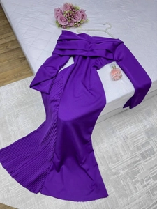 Elegante paarse bodycon jurk met blote schouders, lange mouwen en geplooide zeemeerminzoom