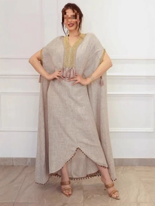 Robe caftan en lin style ethnique avec broderies dorées et pompons roses pour femme