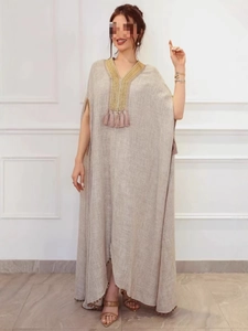Robe kaftan élégante en lin beige avec broderie dorée et pompons roses au col V