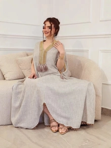 Robe caftan élégante en lin avec broderie col en V et glands à franges en gris avoine